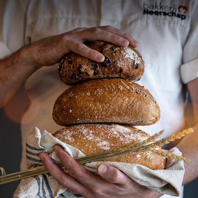 <p>met onze ambachtelijke&nbsp;<br>bakkerij &nbsp;</p>